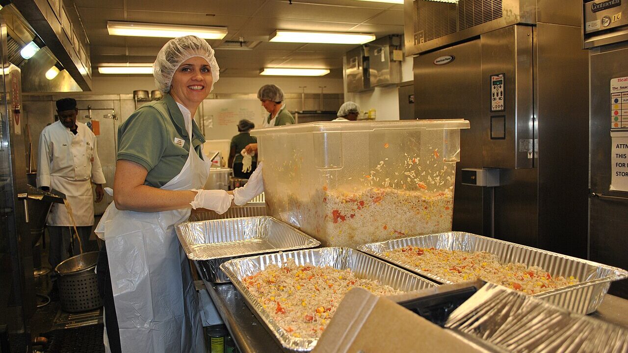Embalagens de comida prontas para entrega sobre a bancada de uma cozinha