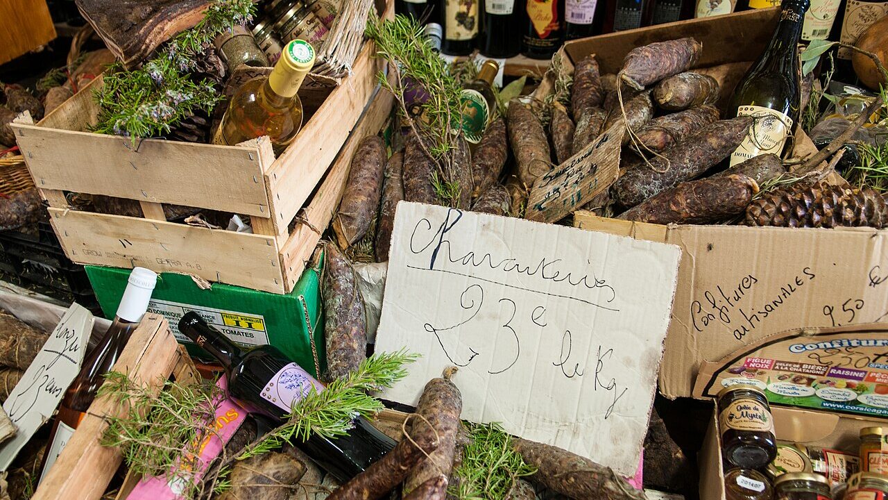 Etiquetas de preço penduradas em produtos de uma loja