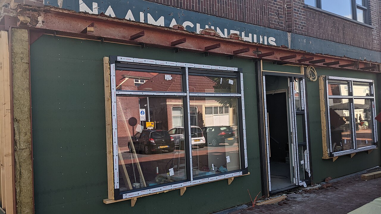 Fachada de uma pequena loja de rua com vitrine iluminada