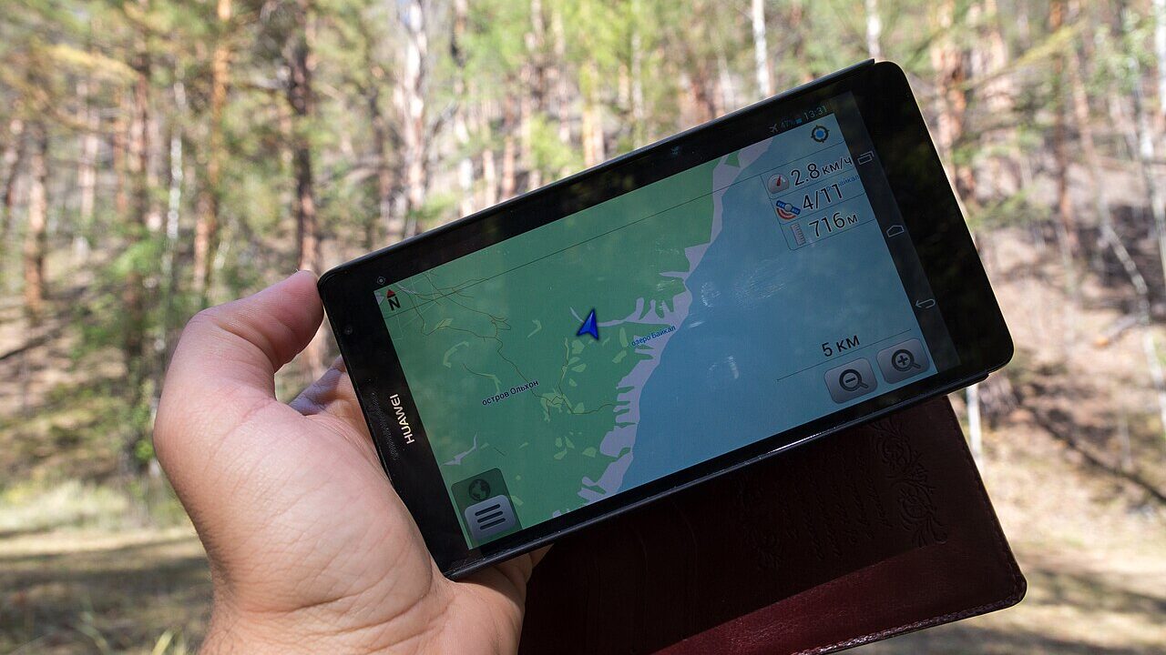 Celular com um aplicativo de mapa aberto, mostrando ruas de um bairro